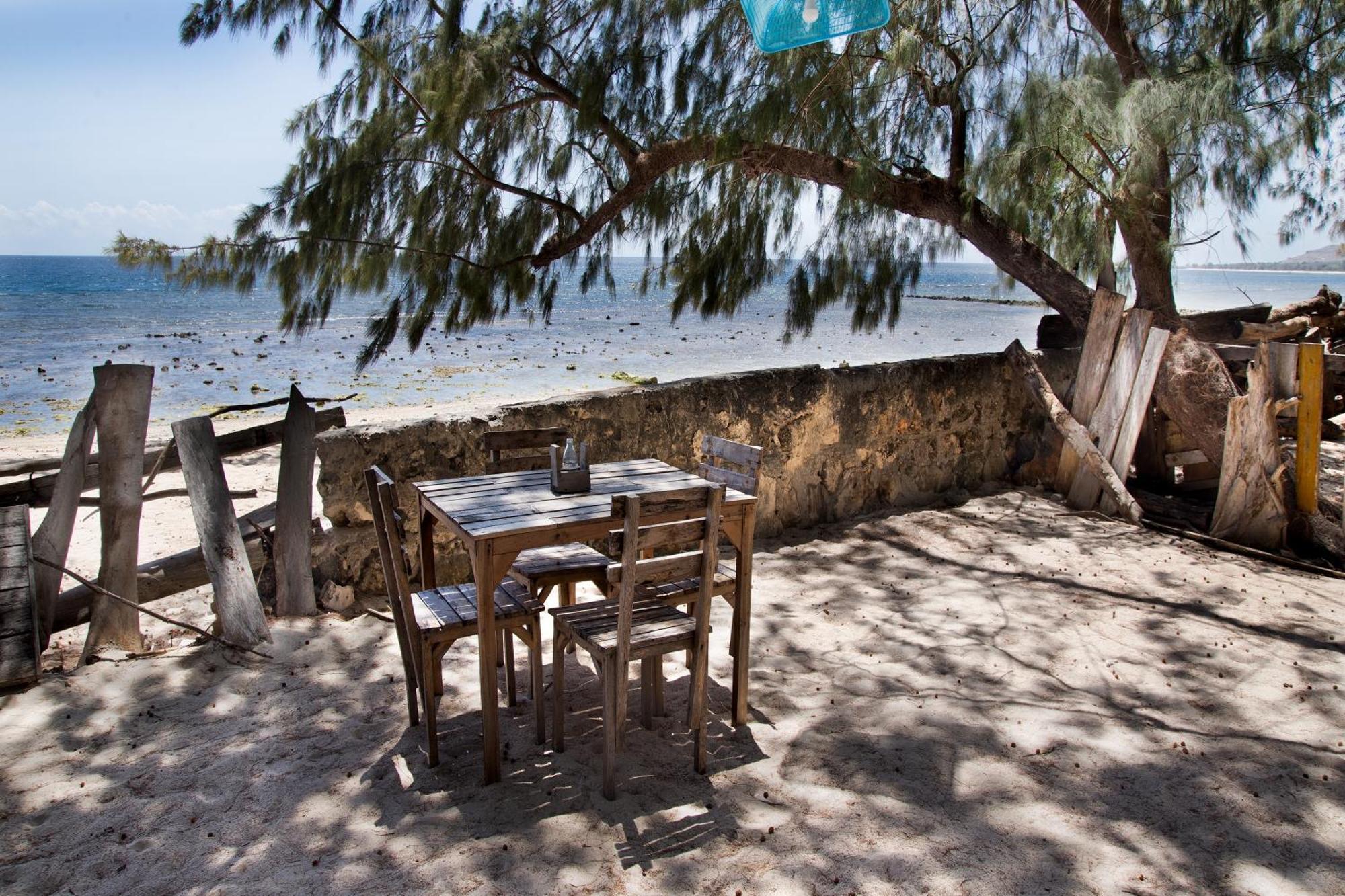 Cemara Beachfront Suite Mondu Esterno foto